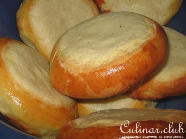 Ватрушки со сметанной начинкой.