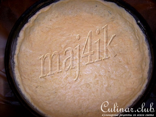 Сметанный пирог с клубникой и яблоками