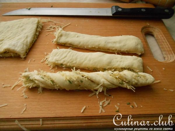 Хлебные твисты с пармезаном, розмарином и чесноком.