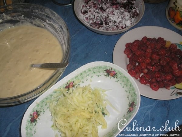 Пирог с вишнями, яблоками и малиной