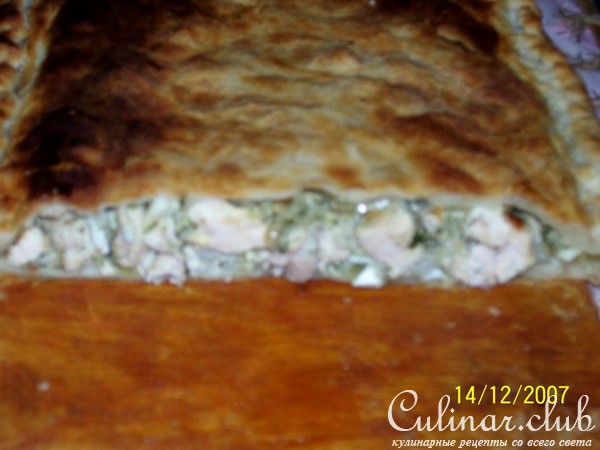 Слоеный пирог с курицей, рисом и яйцом
