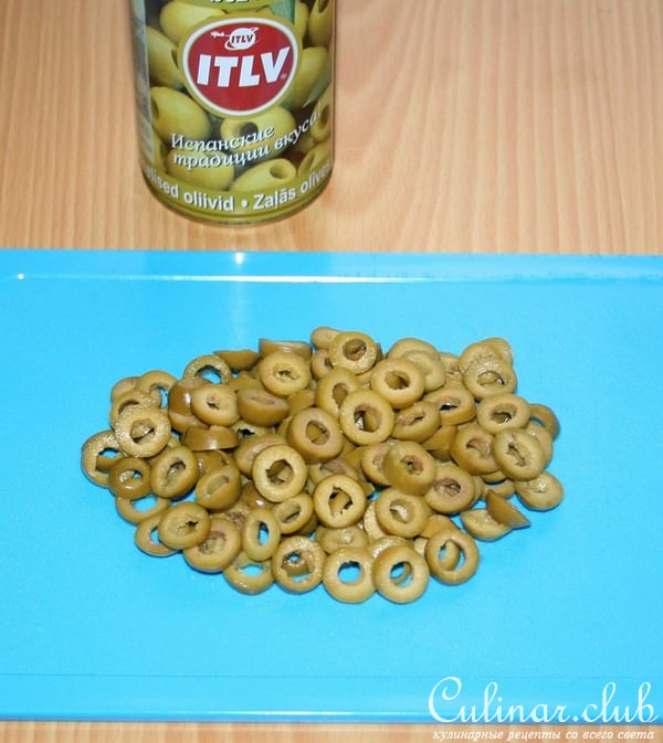 Лепешки с луком,оливками и томатным соусом