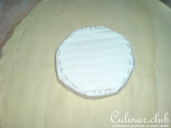 Camembert в слоёном тесте с миндалём и брусникой
