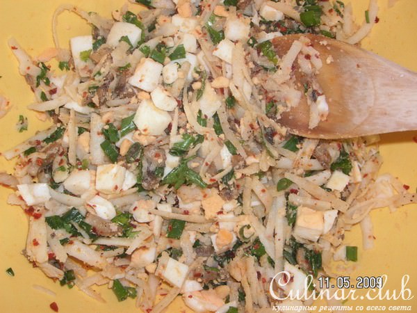Слойки, фаршированные грибами и яйцами.