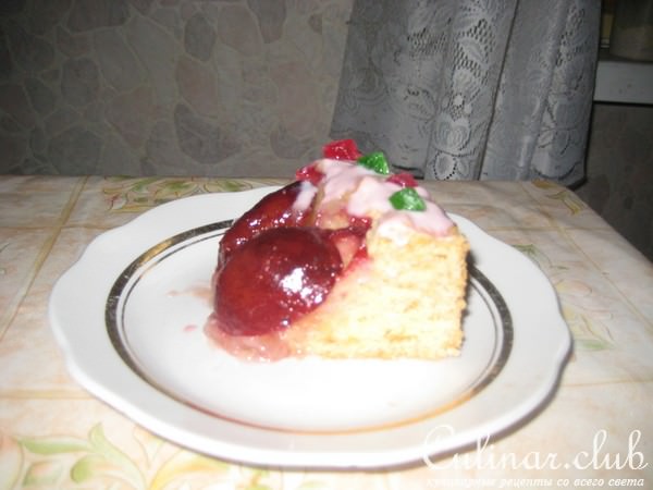 Аналогичный пирог со сливами.
