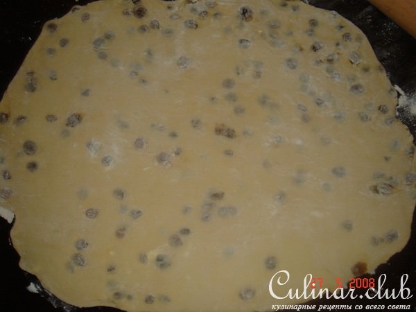 Рулет с изюмом и орехами