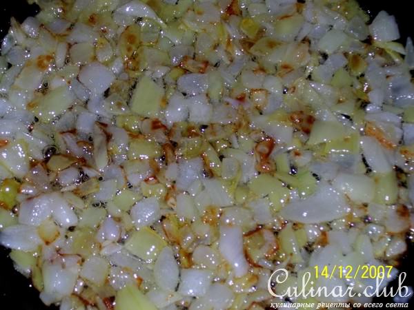 Слоеный пирог с курицей, рисом и яйцом