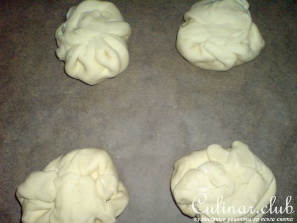 Camembert в слоёном тесте с миндалём и брусникой