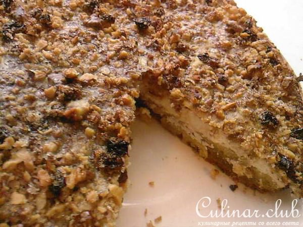 Песочный торт с орехами и изюмом