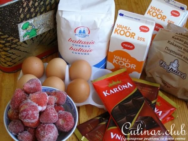 Шоколадный торт с клубникой.
