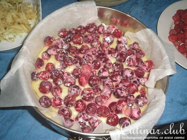Пирог с вишнями, яблоками и малиной
