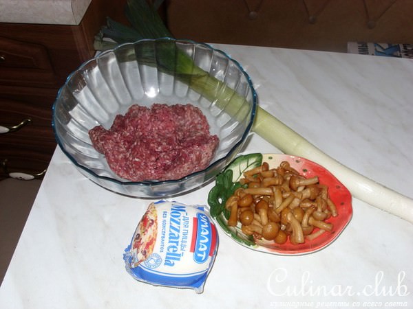 Пирог заливной с мясом, моцареллой и опятами
