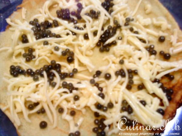 Блинчики с икрой и сыром