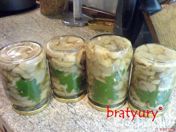 Маслята свежие, маринованные готовым фиксом и красиво декорированные