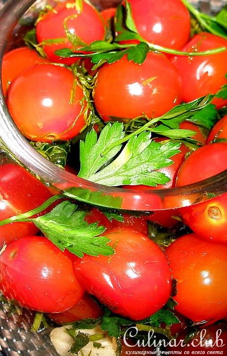 Маринованные помидоры черри с пряностями