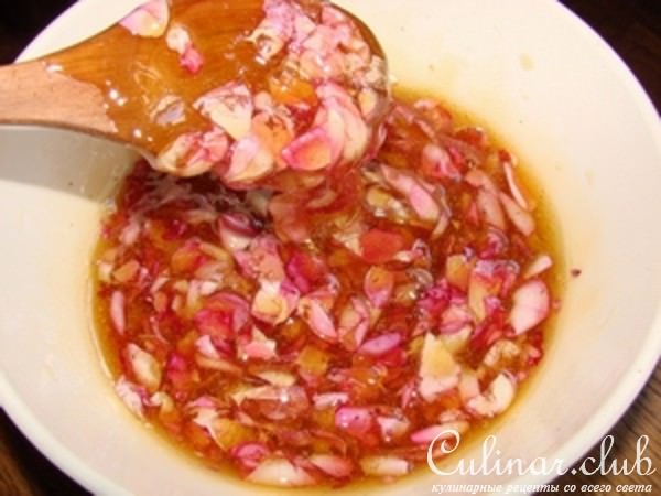 Медовая чайная роза