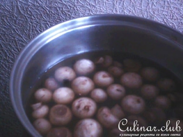 Отварные шампиньоны маринованные.