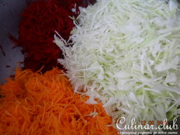 Маринованный капустный салатик со свеклой на зиму (мультиварка)