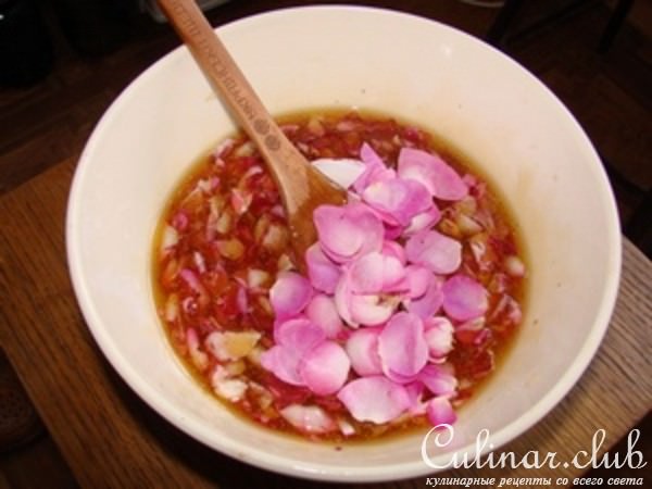 Медовая чайная роза