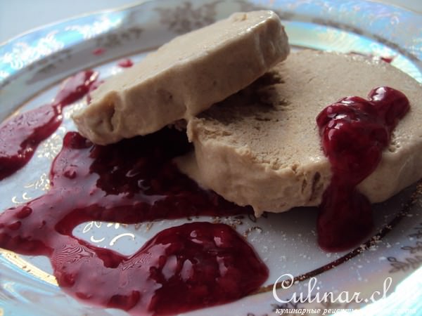 Замороженный чайный мусс с малиновым соусом (Iced ceylon tea mousse)