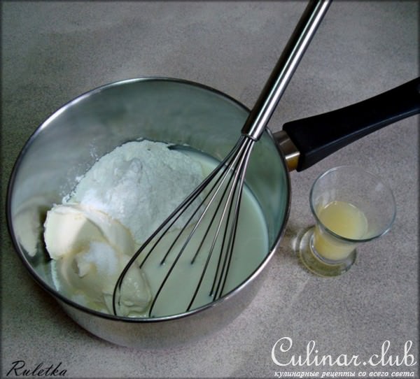Мусс из сметаны с малиновым соусом.